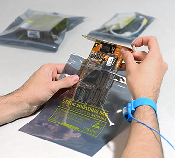 ESD-Verpackung-mit-Armband