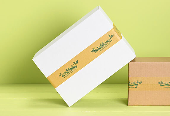 Kartons mit Klebeband und der Aufschrift «nachhaltig»
